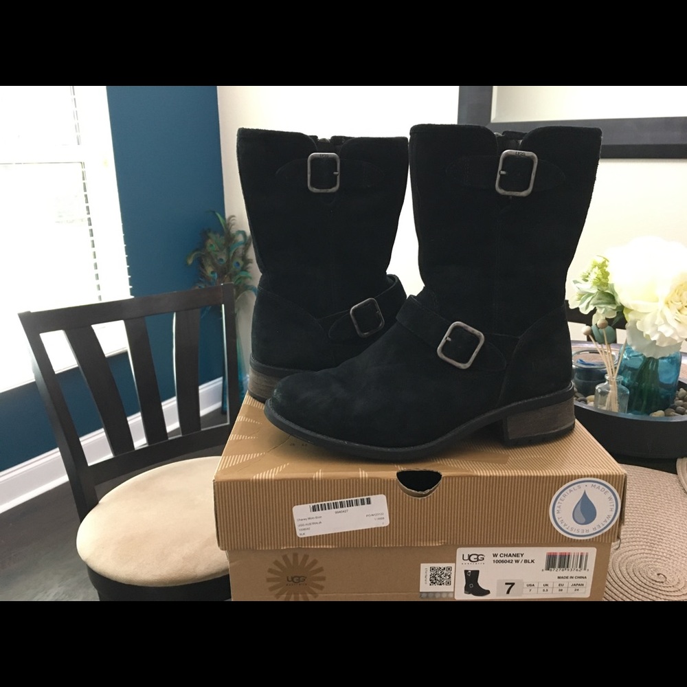Ugg Chaney Boots - size 7 (barely worn)